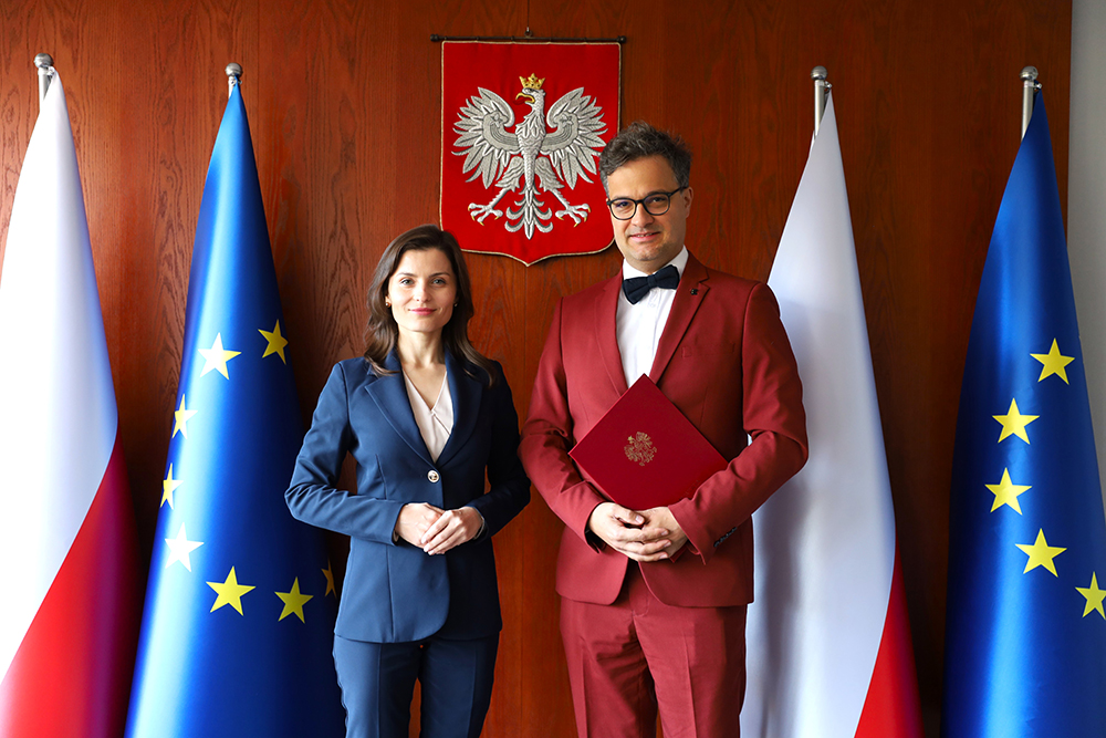 Powołanie Wielkopolskiego Wojewódzkiego Konserwatora Zabytków zdjęcie przedstawia Wojewodę Wielkopolskiego oraz powołanego Wielkopolskiego Wojewódzkiego KOnserwatora Zabytków
