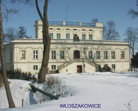 Fasada pałacu we Włoszakowicach widzianego w dzień zimą. Budynek biały, wielokondygnacyjny.